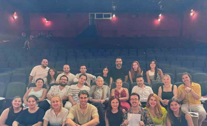 Haldun Dormen’in son prodüksiyonu, Sahne Tozu Tiyatrosu’nda yaşamaya devam ediyor