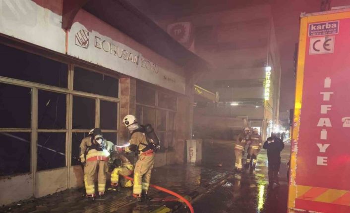 Hatay’da korkutan yangın: Akaryakıt istasyonunun yanındaki bina alevlere teslim oldu