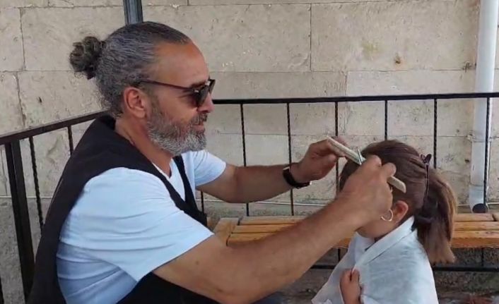 Hayırsever kuaför köylere gidip kız çocuklarını ücretsiz tıraş ediyor