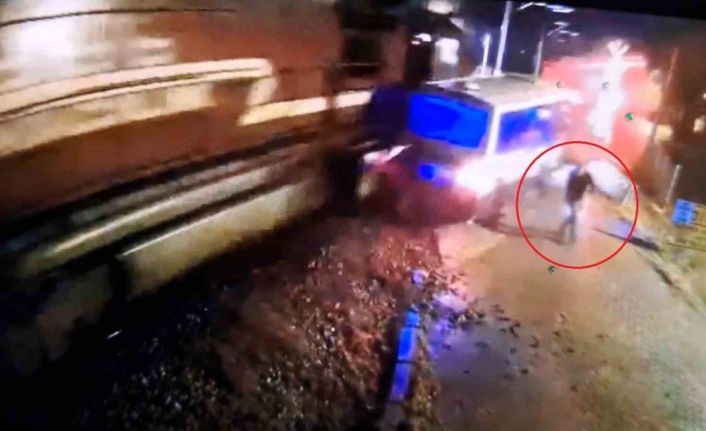 Hemzemin geçitte mahsur kalan dolmuşa tren çarptı, sürücü saniyelerle kurtuldu... Feci kaza kamerada