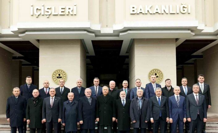 İçişleri Bakanı Yerlikaya, yeni atanan ve görev yerleri değişen valilerle bir araya geldi