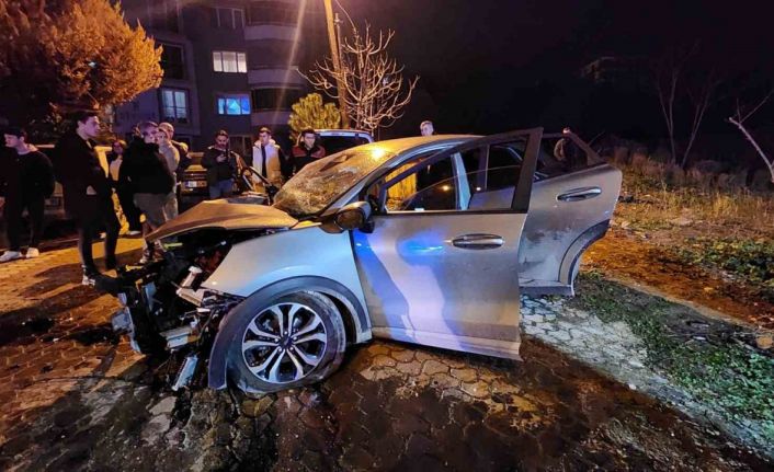 İki aracın kafa kafaya çarpıştığı feci kazada can pazarı: 3 ağır yaralı