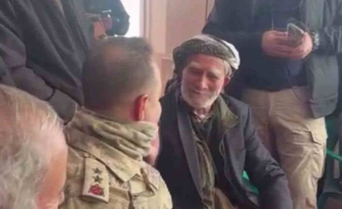 İl Jandarma Komutanı parmağındaki yüzüğü çıkartıp hediye etti, duygu dolu anlar yaşandı