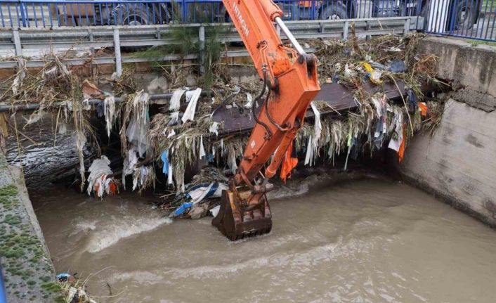 İzmir’de kuvvetli yağış alarmı: Bin 310 personel, 342 araç ve 200 pompa ile sahada