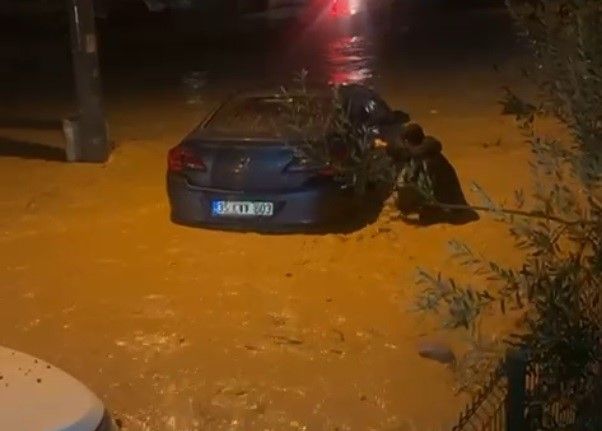 İzmir’de sağanak ve fırtına hayatı felç etti: Sel suları araçları sürükledi