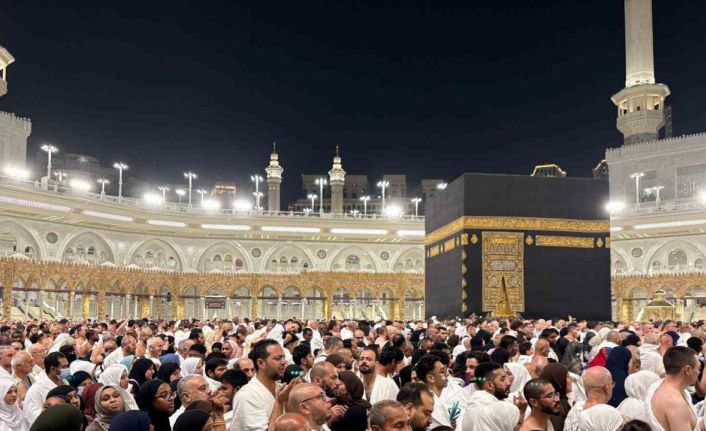 Kabe’de tarihi yoğunluk: 12 milyonluk rekorun ardından yeni yılda insan seli