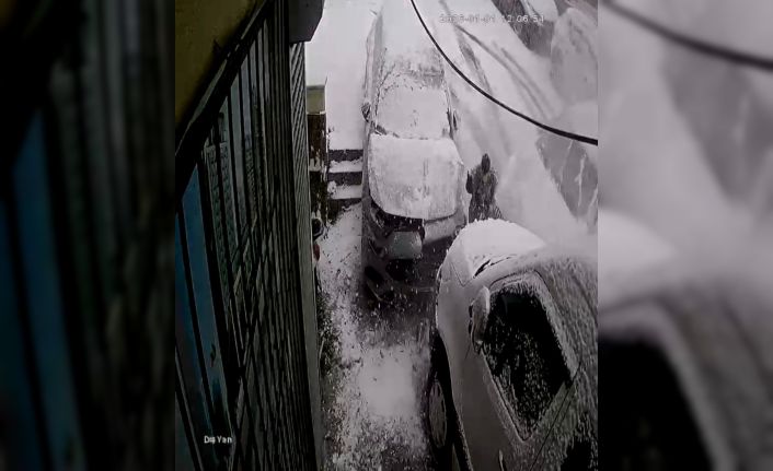 Kağıthane’de inanılmaz kurtuluş kamerada: İki aracın arasında kalmaktan son anda kurtuldu