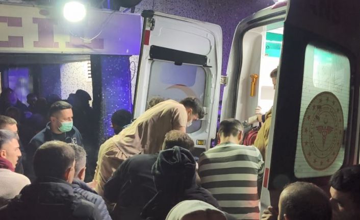 Kalbi duran yaralı için doktor sedye üzerinde kalp masajı yaptı