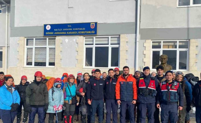 Kamp için çıktıkları dağda mahsur kalan 24 kişiyi AFAD ekipleri kurtardı