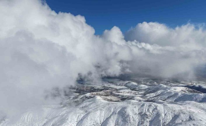Kar hasretini bin 744 rakımlı dağda giderdiler: Zirvede kış manzarası görsel şölen sundu