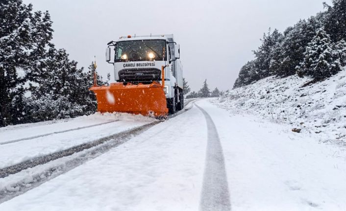 Kar kalınlığı 25 santimetreye ulaşan Çameli’nde saha çalışmalar devam ediyor