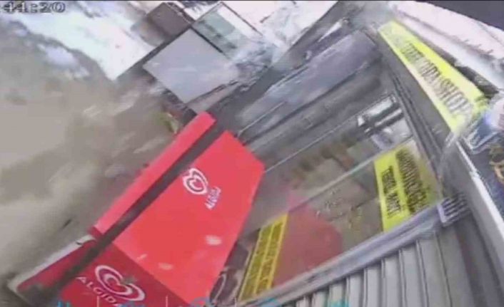 Kar kütlesini taşıyamayan plastik çatının yerle bir olmasıyla korku dolu anlar yaşadılar