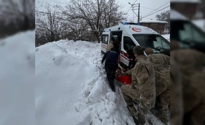 Kar ve tipiden yolu kapanan köydeki hasta kadın hastaneye ulaştırıldı