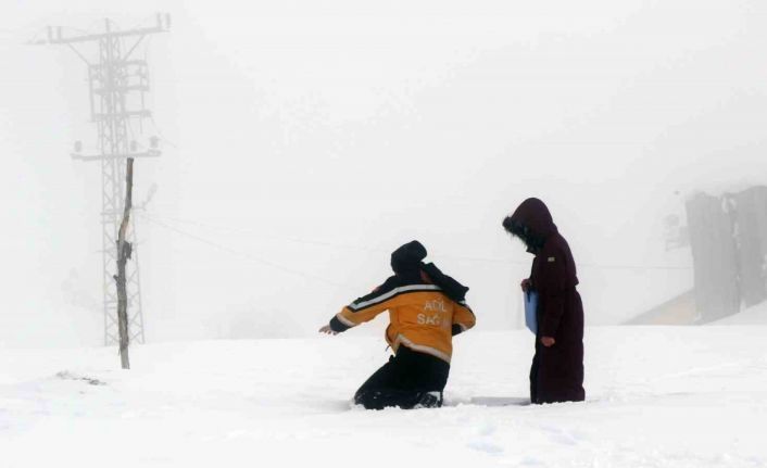 Kar ve tipiye rağmen şifa yolu açık, paletli ambulanslar görevde