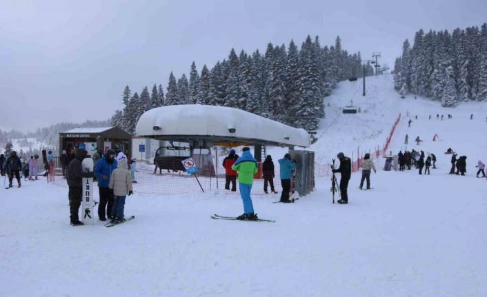 Kar yağışını fırsat bilen kayakçılar, Ilgaz Yurduntepe Kayak Merkezi’ne akın etti