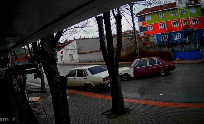 Karaman’da bir sürücünün park halindeki otomobile aracıyla çarparak kaçtığı anlar kameraya yansıdı