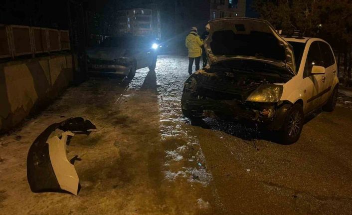 Karaman’da park halindeki 2 araca çarpan otomobilin sürücüsü kaza yerini terk etti