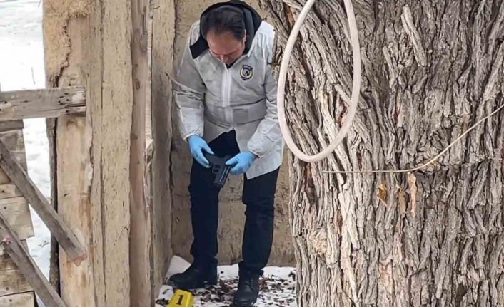 Karaman’da polisten kaçarken metruk eve tabanca atan 2 şüpheli yakalandı