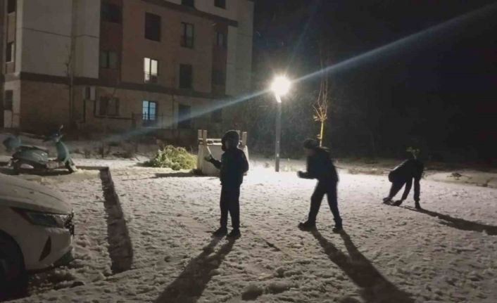 Karla kaplanan yolda araçlar ilerlemekte güçlük çekerken, eğlenmek isteyenler soluğu sokakta aldı