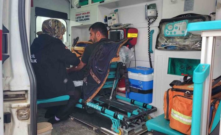 Karla mücadele ekipleri yolları açıyor, hastalara zamanında müdahale yapılıyor