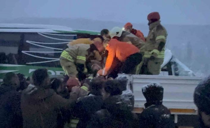 Karlı yolda kayan otobüs tıra çarptı: Yolcuları kurtarma çalışmaları sürüyor