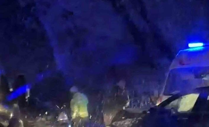 Karlı yolda kayan otomobil karşı şeritten gelen araçla çarpıştı: 6 yaralı