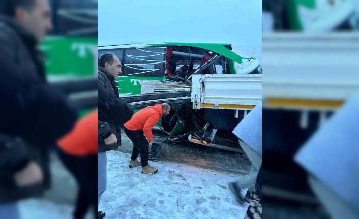 Karlı yolda kayan yolcu otobüsü tıra çarptı: 1’i ağır 12 yaralı
