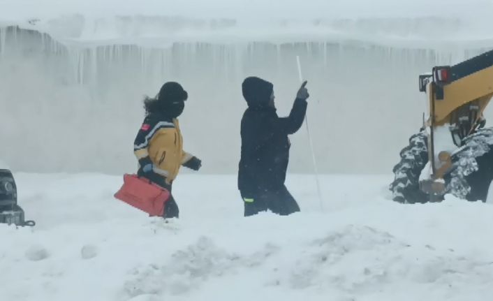 Kars’ta kar esaretine ‘özel’ müdahale: Ekipler bazı bölgelerde vakalara yaya ulaşıyor