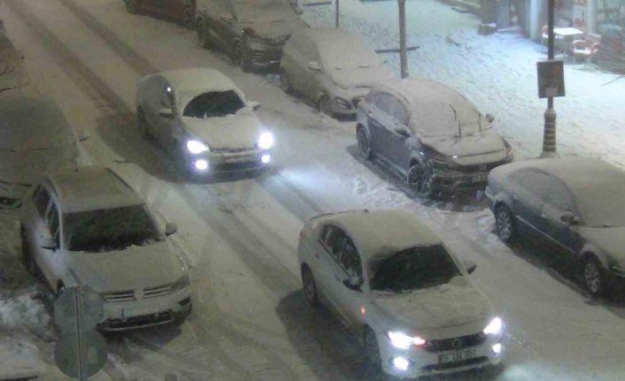 Kars’ta kar ve tipiden göz gözü görmüyor