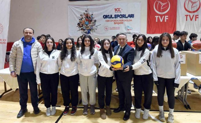 Kastamonu’da spor kulüpleri ve okullara 7 milyon TL değerinde malzeme desteği