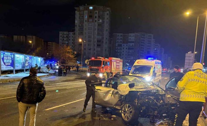 Kaza sonrası alev alan otomobilde can pazarı: 2’si ağır 3 yaralı