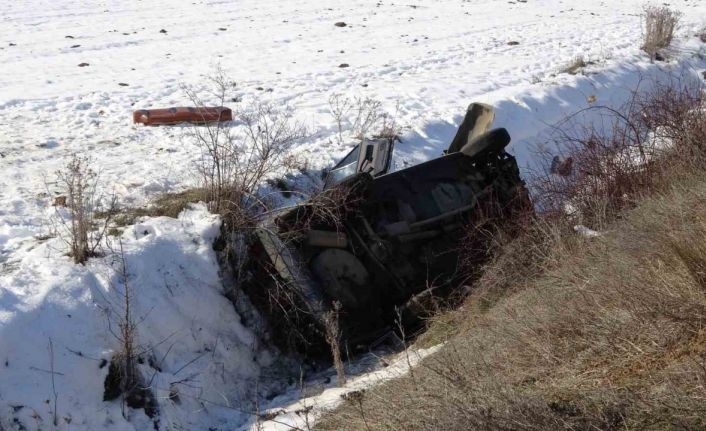 Kaza yapan Fiat Tofaş marka otomobil şarampole yuvarlandı: 1’i ağır 4 yaralı