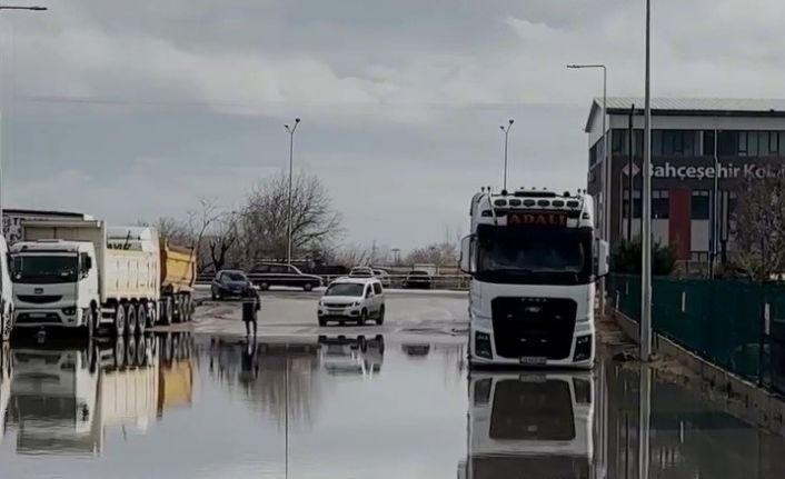 Kırklareli’nde şiddetli yağış hayatı felç etti: Başkan Bulut sular içinde şiir okudu