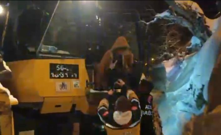 Kolundan yaralanan çocuk, iş makinasıyla bulunduğu yerden alınıp sağlık ekibine teslim edildi