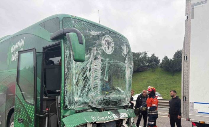 Konyaspor U-19 futbol takımını taşıyan otobüs kaza yaptı: 3 yaralı