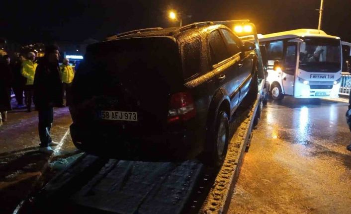 Köprü korkuluklarında asılı kalan cip nehre düşmekten son anda kurtuldu