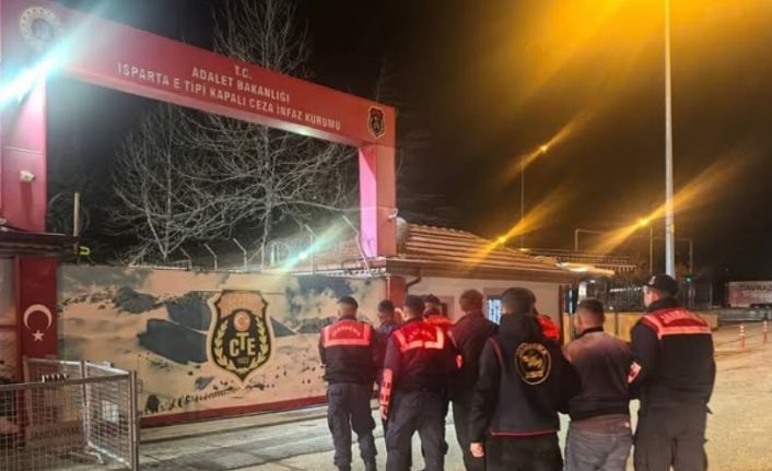 Köy evlerini soyan 3 kişilik hırsızlık ekibi, çalıntı eşyaları hurdacıya satarken yakalandı