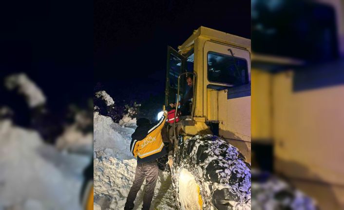 Köyde mahsur kalan çift 5 saatlik çalışma sonucu hastaneye sevk edildi