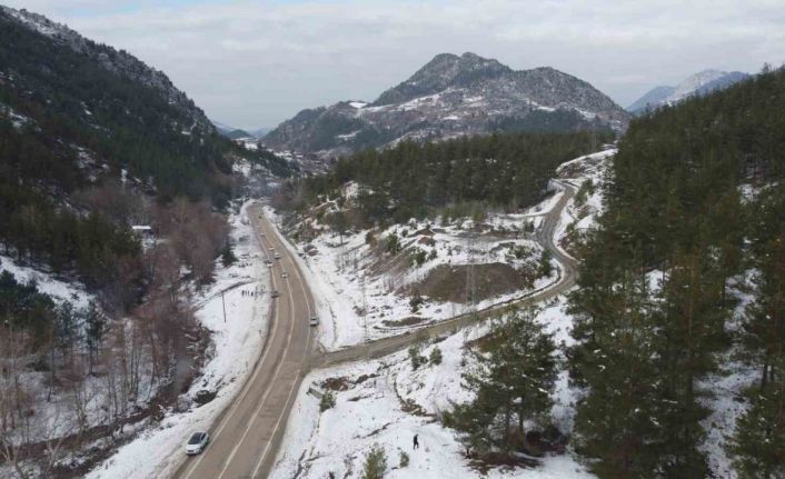 Kozan’da kar keyfi: Kardan adama sucuk ekmek ve şalgam ikram ettiler