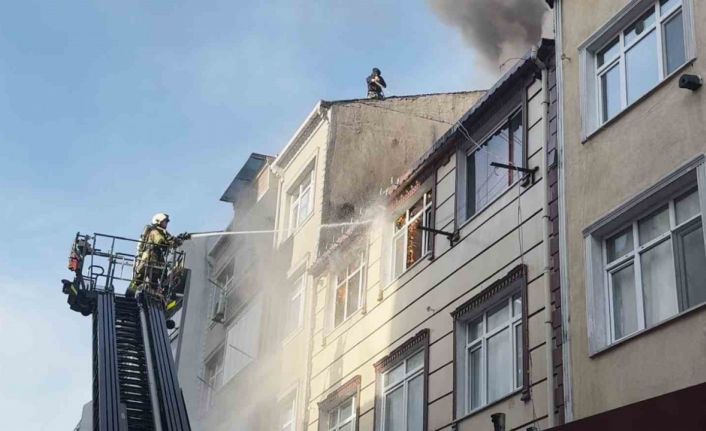 Küçükçekmece’de 3 katlı binanın çatı katı alev topuna döndü, vatandaş yangına bahçe hortumuyla müdahale etti