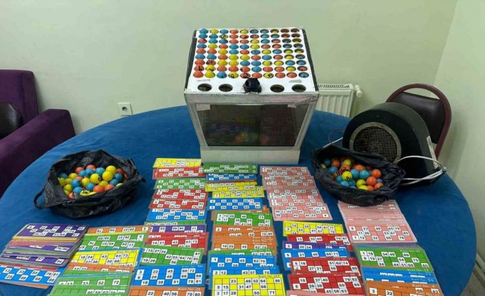 Kumar oynatılan mekana kapıyı ikiye bölerek giren polis, çatıdan kaçmaya çalışanları yakaladı