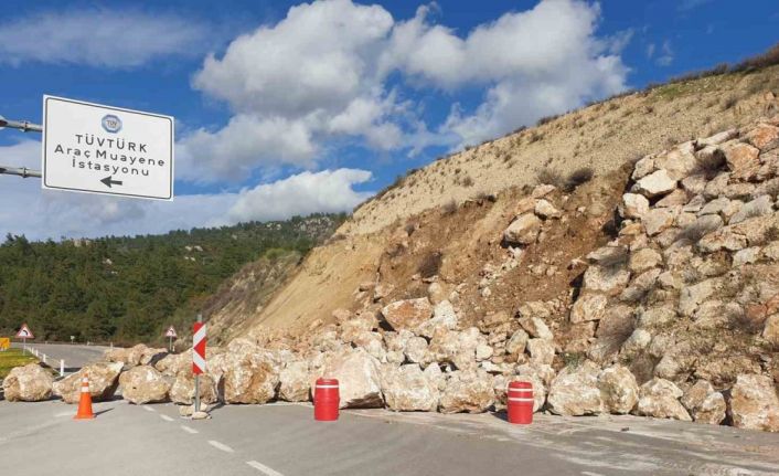 Kumluca-Kemer karayolunda toprak kayması, heyelanı önlemek için örülen duvardaki kayalar yola saçıldı