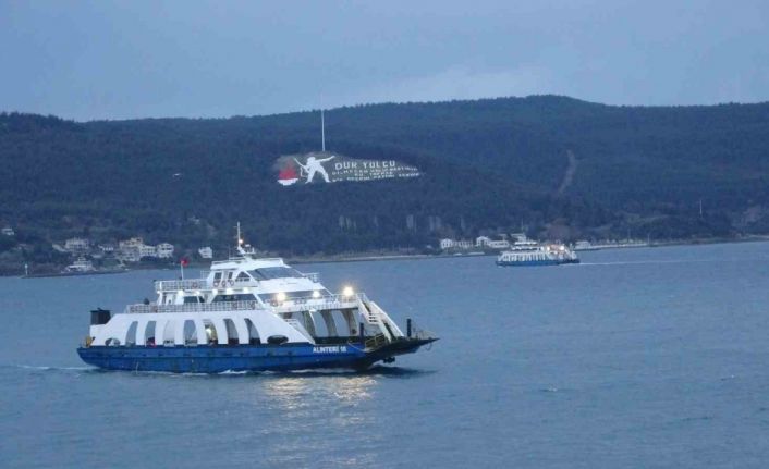 Lodos fırtınası nedeniyle çift yönlü trafiğe kapatılan Çanakkale Boğazı 45 saat sonra açıldı