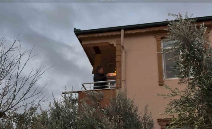 Lodosun etkisiyle alevler komşu binaya sıçradı: Balkondaki alevli eşyaları aşağı attı