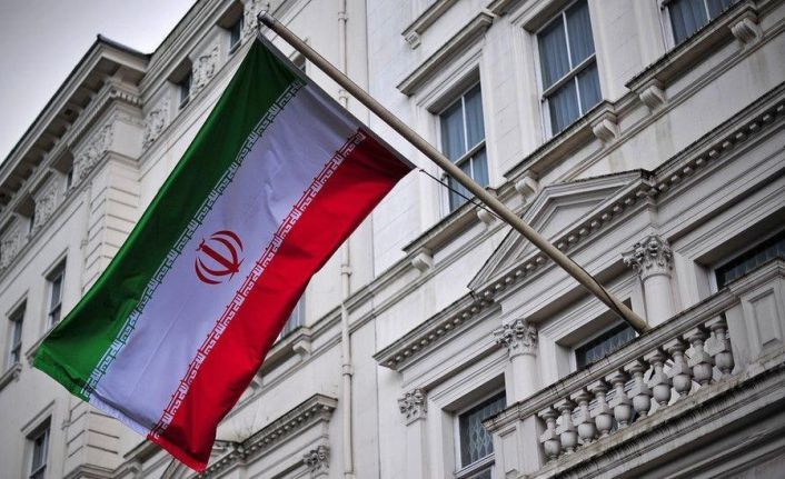 Londra’da göstericiler İran Büyükelçiliği’nde 1979 devrimi öncesine ait İran bayrağı açtı