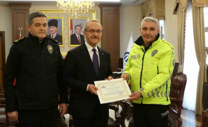 Maçta üşüyen çocuğa çorabını veren polis memuru ödüllendirildi