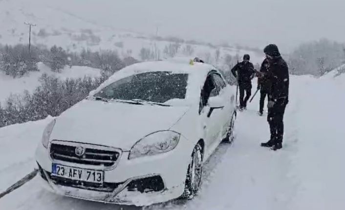 Malatya’da karlı yolda kalan araç ve hasta vatandaşlara büyükşehir ekipleri yetişti