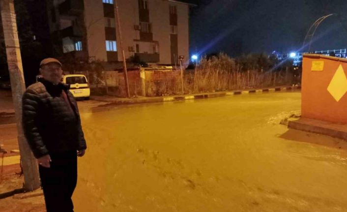 Manisa’da sağanak yağış etkili oldu: Otomobil dereye düştü, elektrikli otomobil alev aldı