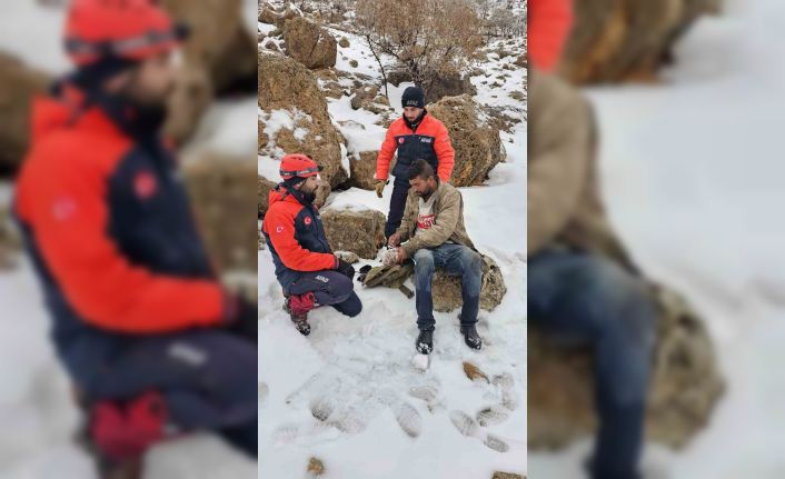 Mardin’de kar ve tipi altında mahsur kalan çoban kurtarıldı