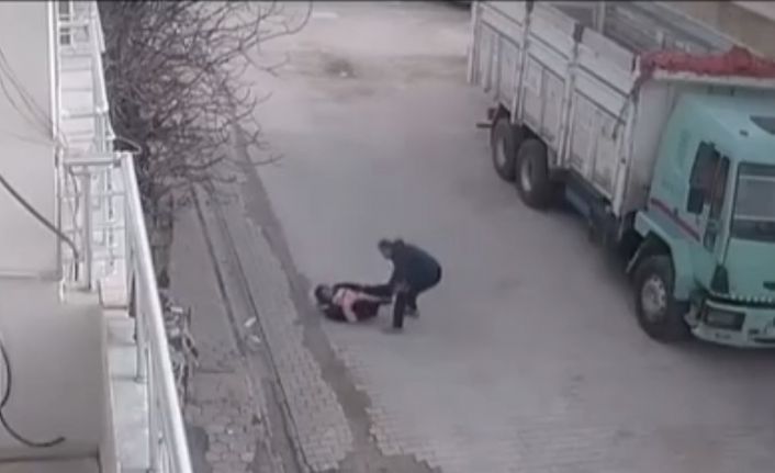 Mardin’de sokak ortasında bebekli anne ve küçük kıza acımasız saldırı